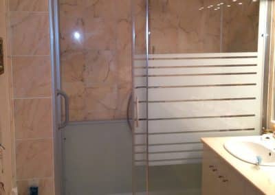 Salle de bain après remplacement de baignoire par une douche Kinedo - réalisé par Vedrenne SA